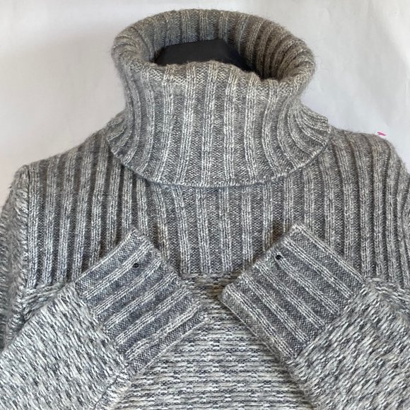 Banana Republic Soft Merino Wool Blend Heavy Knit Turtleneck Split Hem Sz SP - Picture 4 of 16